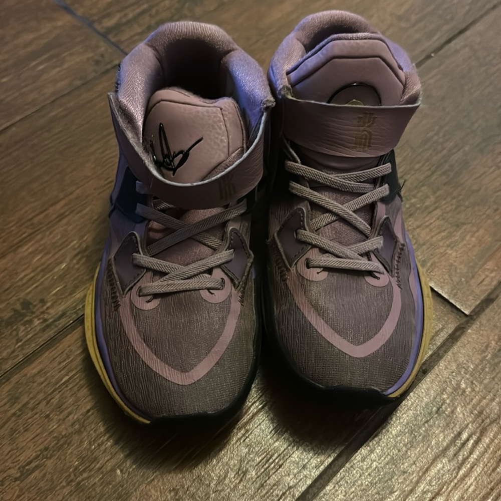 SOLD 🔴 
Kids Kyrie Irving basketball shoes. Purple size 1 in good condition